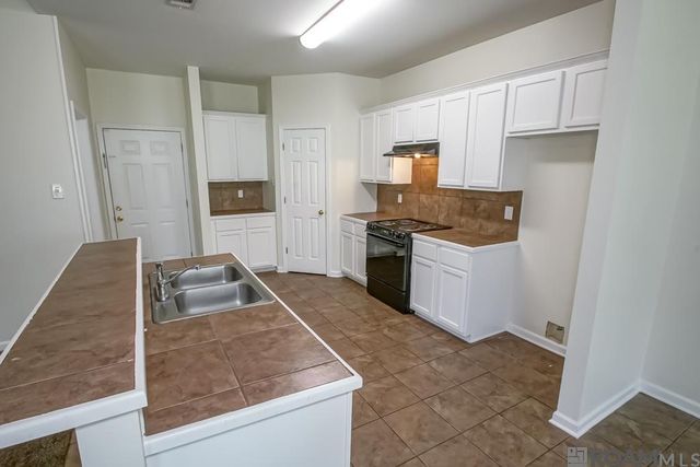 5345 Faulkner Dr, Darrow, LA 70725