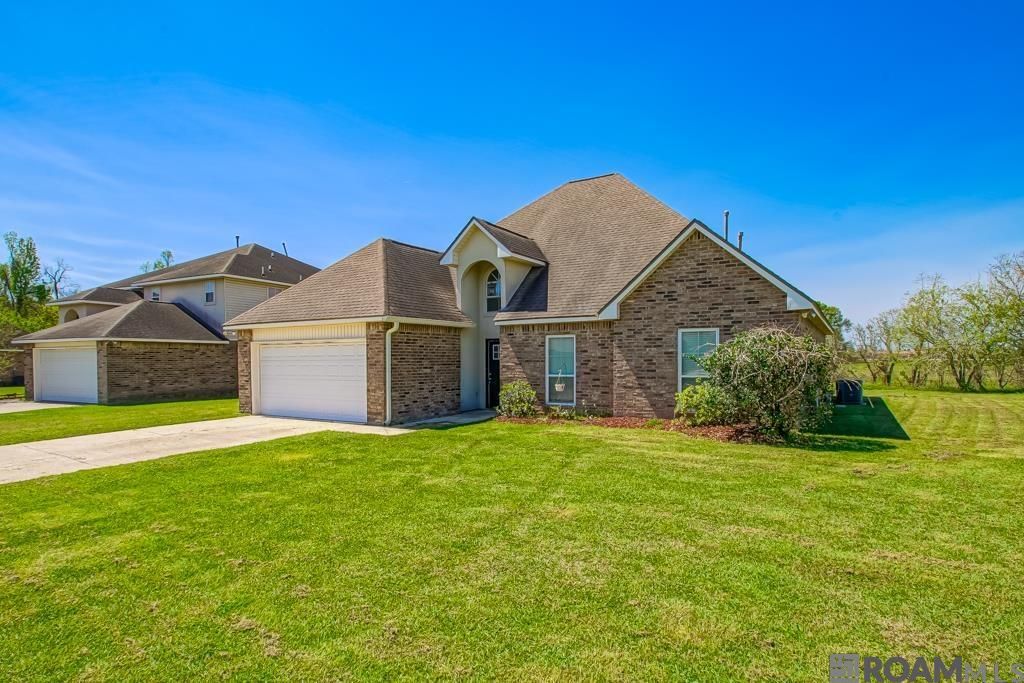 5345 Faulkner Dr, Darrow, LA 70725