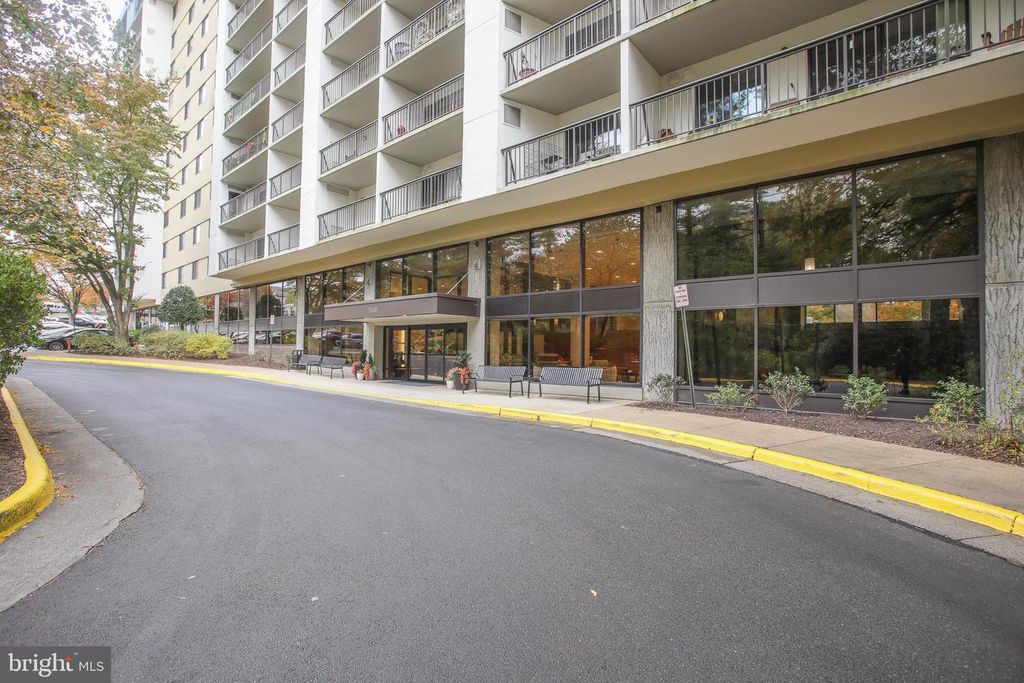 3800 POWELL LN #1121, Falls Church, VA 22041