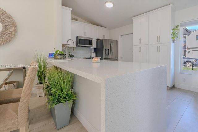 13950 Oaklawn Pl, Davie, FL 33325