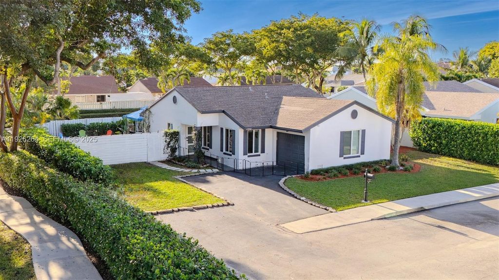 13950 Oaklawn Pl, Davie, FL 33325