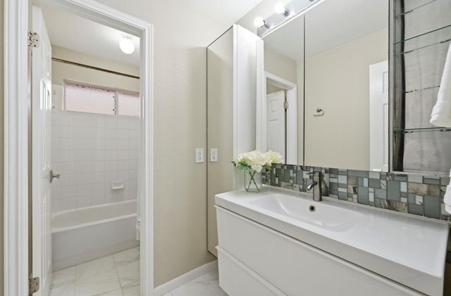 905 Hunters Creek DR, Cedar Park, TX 78613