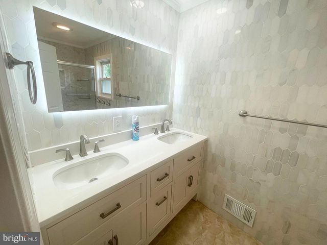1305 PLEASANT VALLEY DR, Catonsville, MD 21228