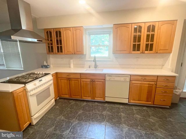 1305 PLEASANT VALLEY DR, Catonsville, MD 21228