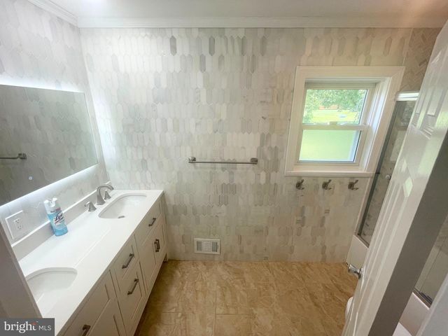 1305 PLEASANT VALLEY DR, Catonsville, MD 21228