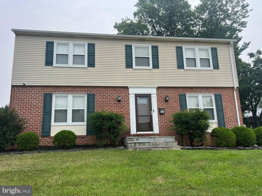 1305 PLEASANT VALLEY DR, Catonsville, MD 21228