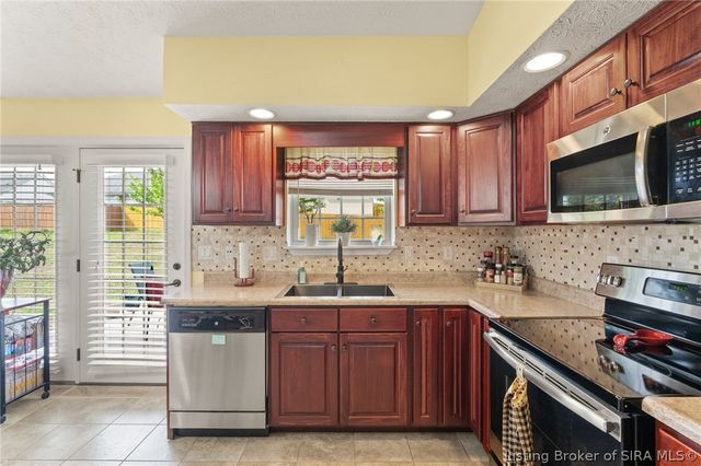 2231 Honeysuckle Way, Sellersburg, IN 47172