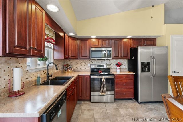 2231 Honeysuckle Way, Sellersburg, IN 47172