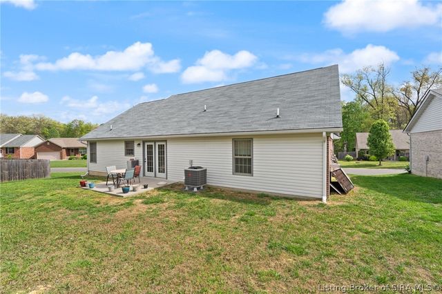 2231 Honeysuckle Way, Sellersburg, IN 47172