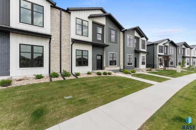 8619 W Shoreline Pl Place, Sioux Falls, SD 57107