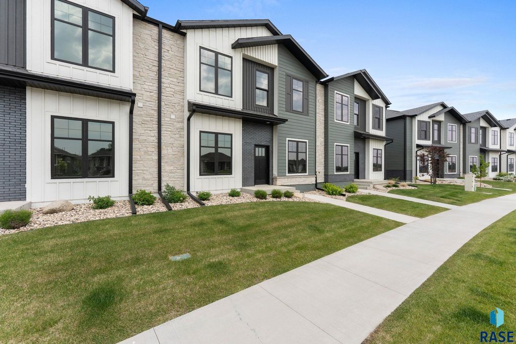 8619 W Shoreline Pl, Sioux Falls, SD 57107