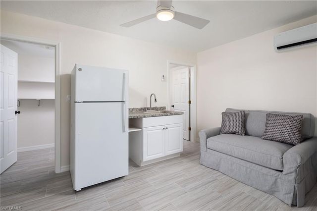 10475 Gulf Shore DR # 115, Naples, FL 34108