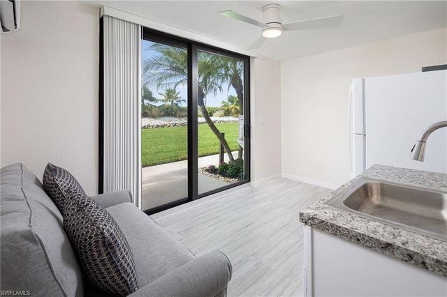 10475 Gulf Shore DR # 115, Naples, FL 34108