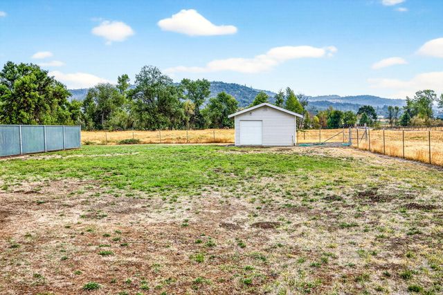 784 Meridian Road, Eagle Point, OR 97524