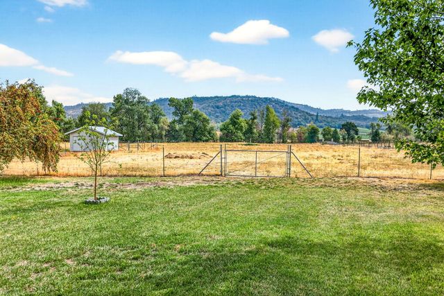 784 Meridian Road, Eagle Point, OR 97524