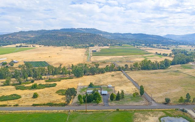 784 Meridian Road, Eagle Point, OR 97524