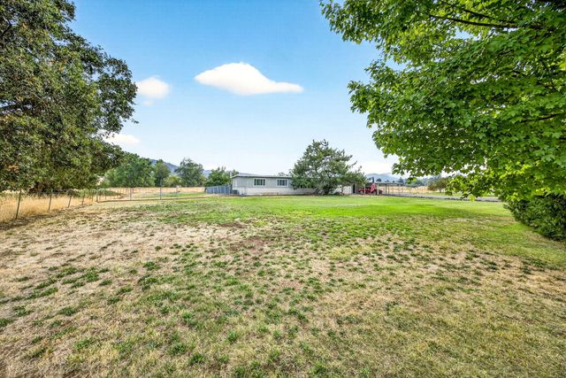 784 Meridian Road, Eagle Point, OR 97524