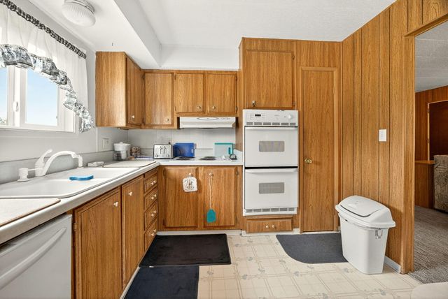 784 Meridian Road, Eagle Point, OR 97524