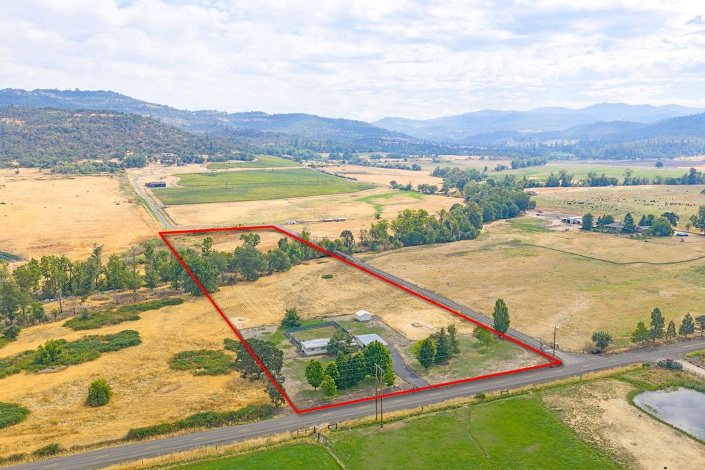 784 Meridian Road, Eagle Point, OR 97524