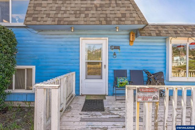 1214 NW Parker Av, Waldport, OR 97394