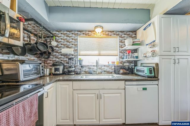 1214 NW Parker Av, Waldport, OR 97394