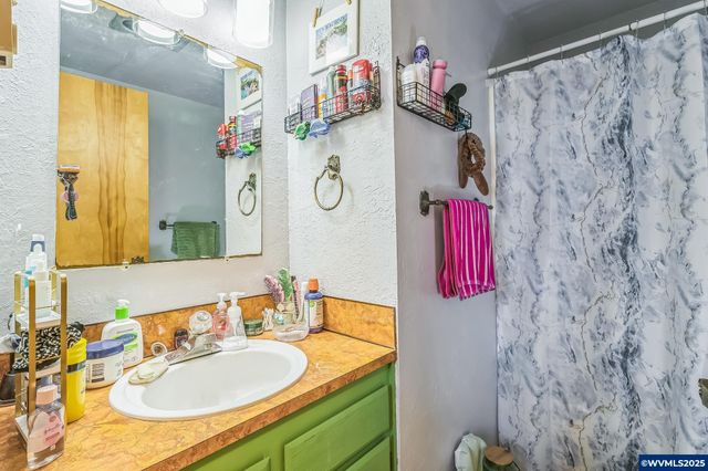 1214 NW Parker Av, Waldport, OR 97394