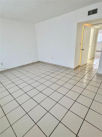1481 NE 150th St 102, Miami, FL 33161