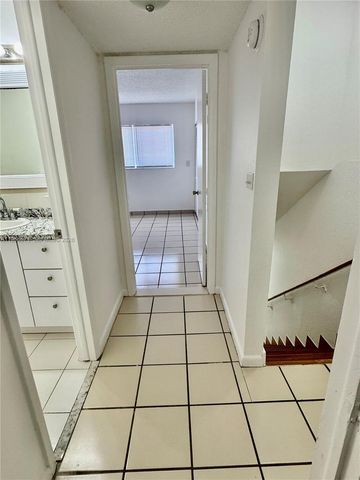 1481 NE 150th St 102, Miami, FL 33161