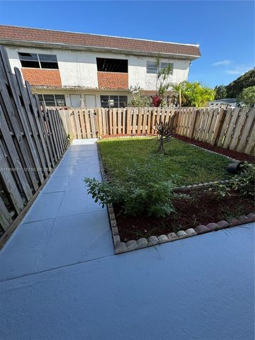 1481 NE 150th St 102, Miami, FL 33161