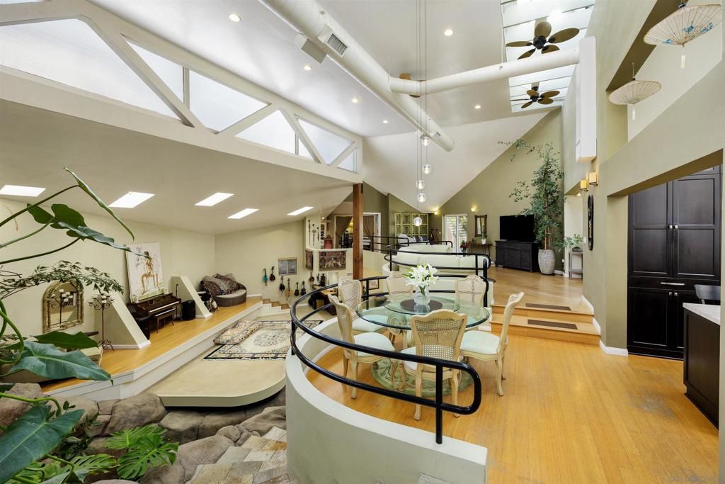 Image 11 of property listing at 1876 Sefton Place, San Diego, CA 92107