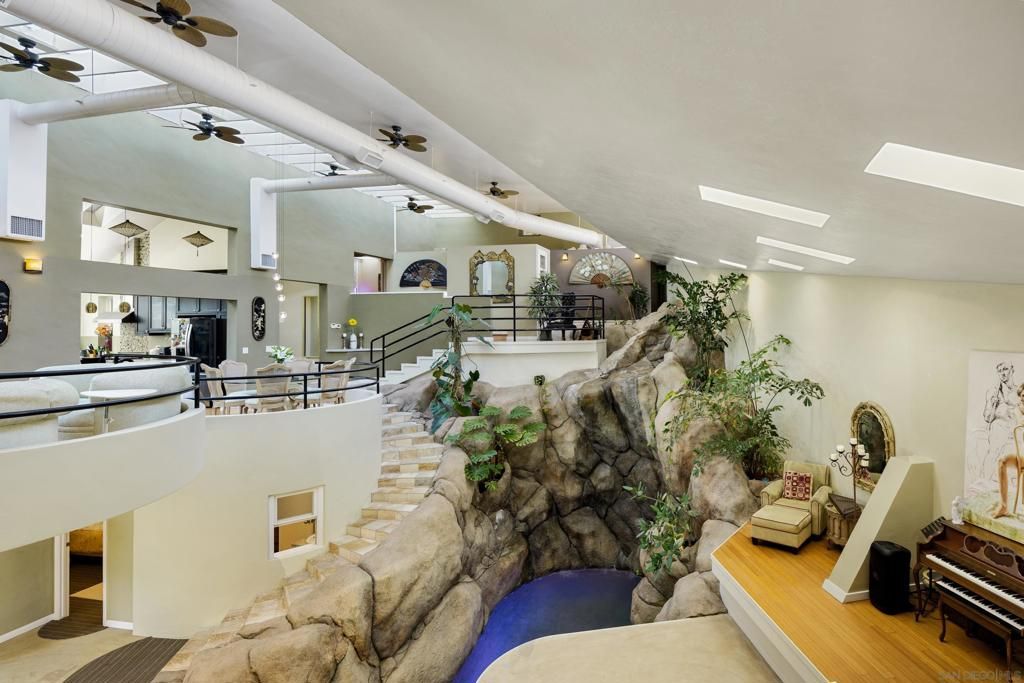 Image 16 of property listing at 1876 Sefton Place, San Diego, CA 92107