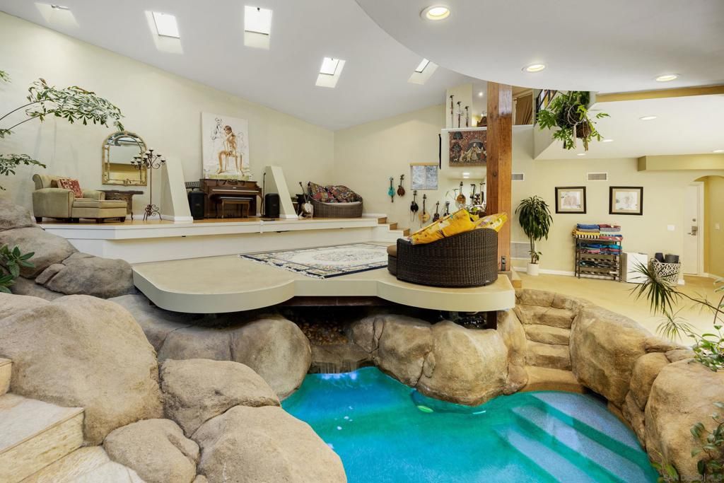 Image 28 of property listing at 1876 Sefton Place, San Diego, CA 92107