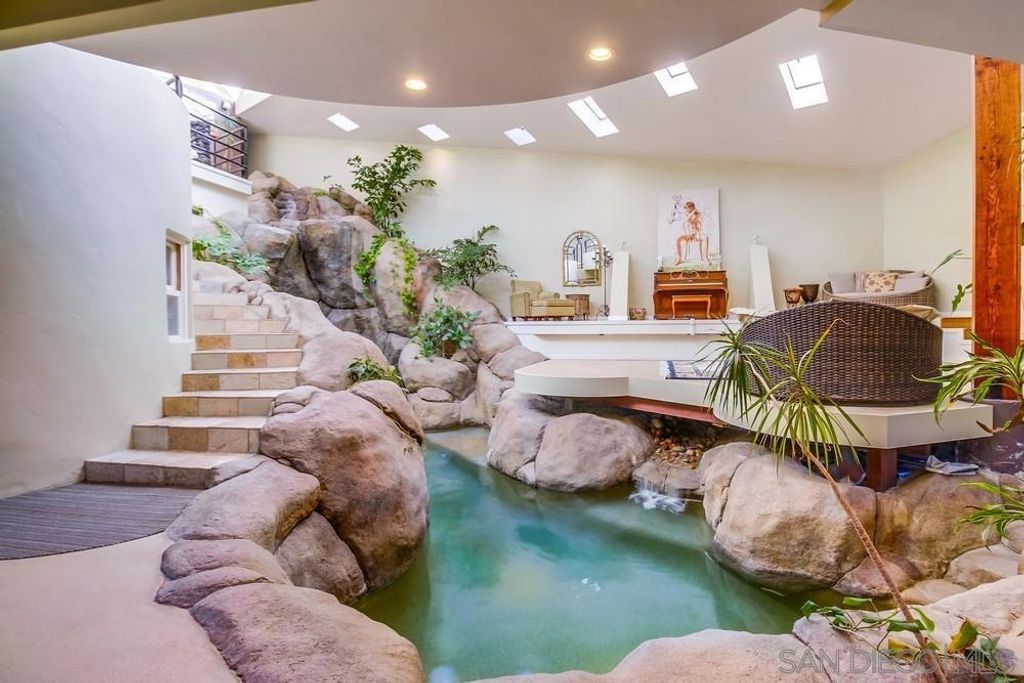 Image 3 of property listing at 1876 Sefton Place, San Diego, CA 92107