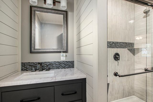 585 W River Road, North Muskegon City, MI 49445