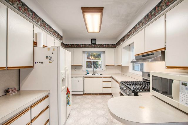 585 W River Road, North Muskegon City, MI 49445