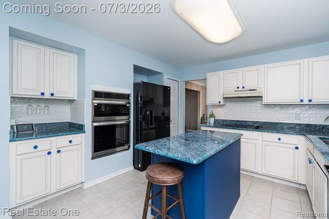 6489 Shoreline Drive, Troy, MI 48085