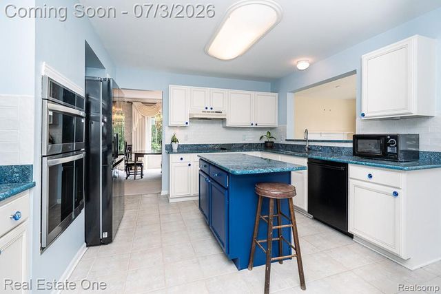 6489 Shoreline Drive, Troy, MI 48085