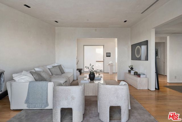 7882 Fareholm Drive, Los Angeles, CA 90046