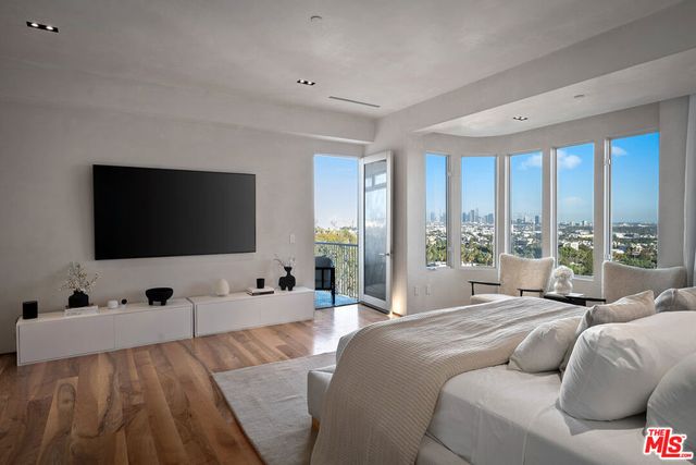 7882 Fareholm Drive, Los Angeles, CA 90046