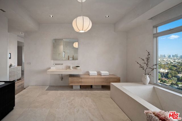 7882 Fareholm Drive, Los Angeles, CA 90046