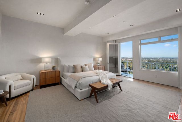 7882 Fareholm Drive, Los Angeles, CA 90046