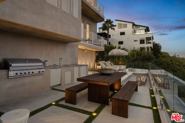 7882 Fareholm Drive, Los Angeles, CA 90046