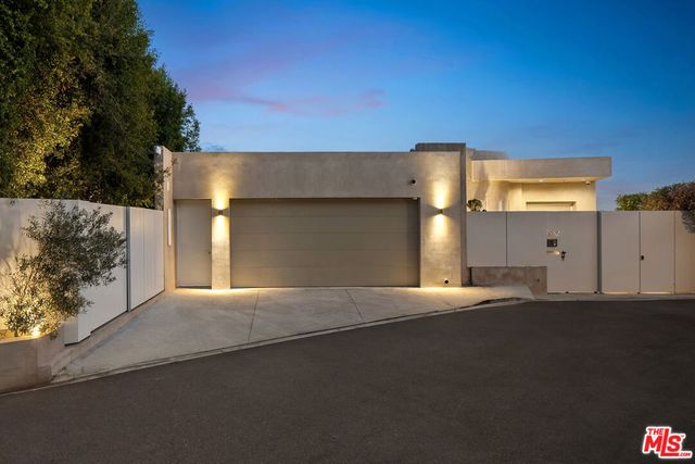 7882 Fareholm Drive, Los Angeles, CA 90046