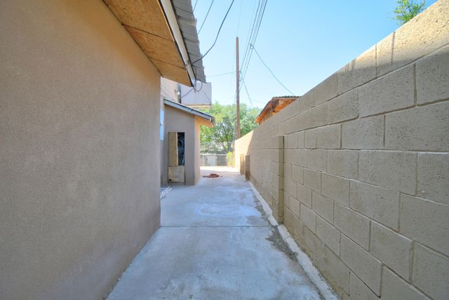 221 64th Street SW, Albuquerque, NM 87121