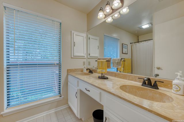 13046 HUNTERS BREEZE ST, San Antonio, TX 78230