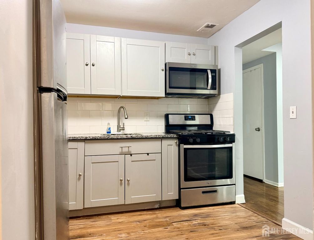 128 College Drive, Edison, NJ 08817