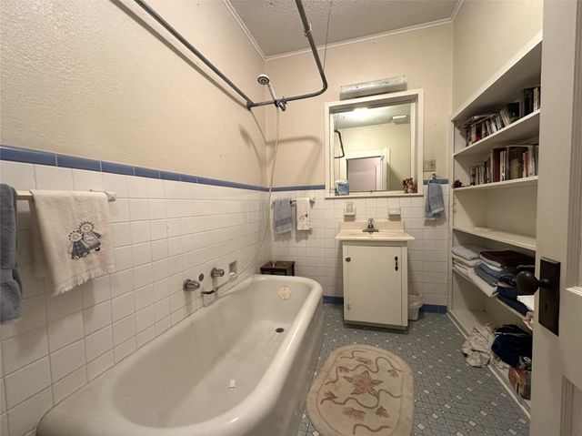 258 South Washington ST, La Grange, TX 78945