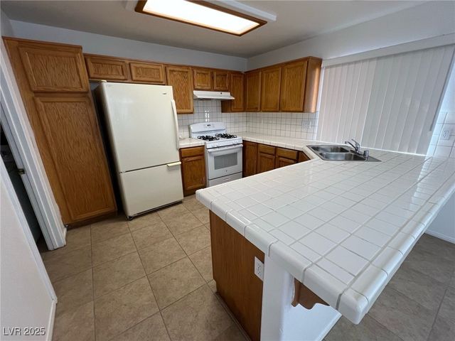 7968 Dinsmore Drive, Las Vegas, NV 89117