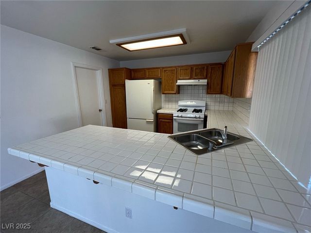 7968 Dinsmore Drive, Las Vegas, NV 89117