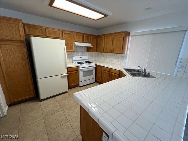 7968 Dinsmore Drive, Las Vegas, NV 89117